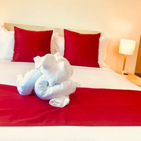 Bealey Plaza Motel Christchurch Zewnętrze zdjęcie A bed with a red bed runner