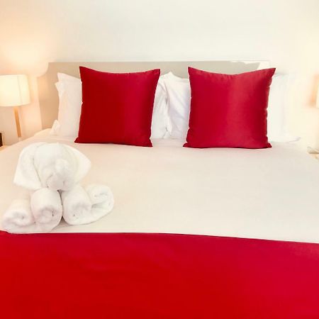 Bealey Plaza Motel Christchurch Zewnętrze zdjęcie A bed with a red bed runner