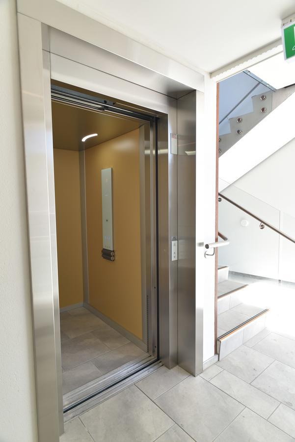 Bealey Plaza Motel Christchurch Zewnętrze zdjęcie A door closing on a passenger elevator