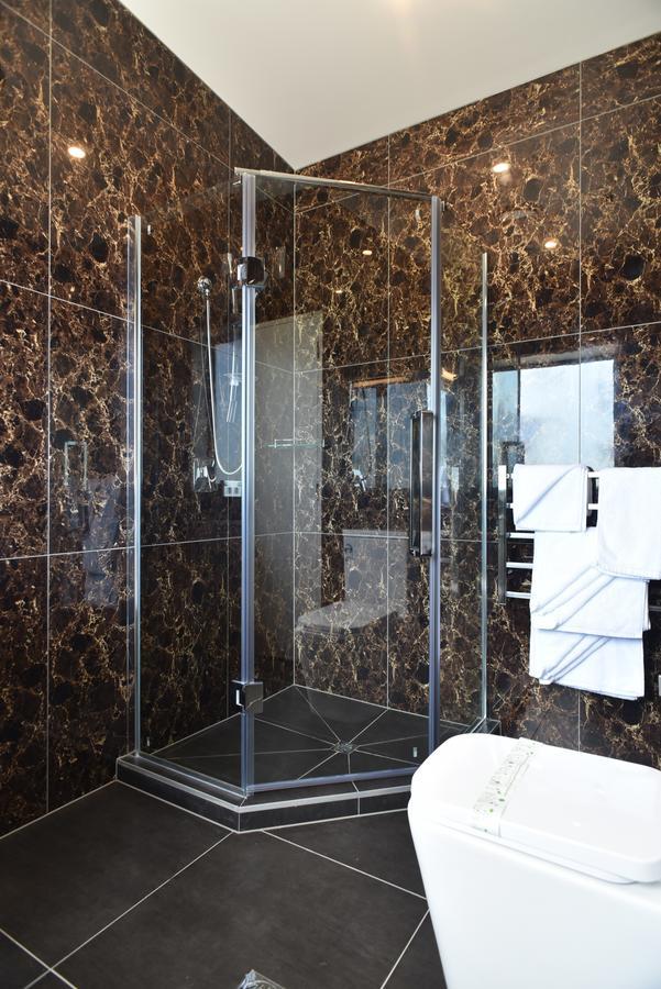 Bealey Plaza Motel Christchurch Zewnętrze zdjęcie A shower cubicle
