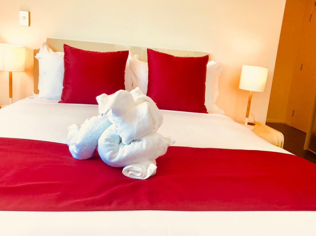 Bealey Plaza Motel Christchurch Zewnętrze zdjęcie A bed with a red bed runner