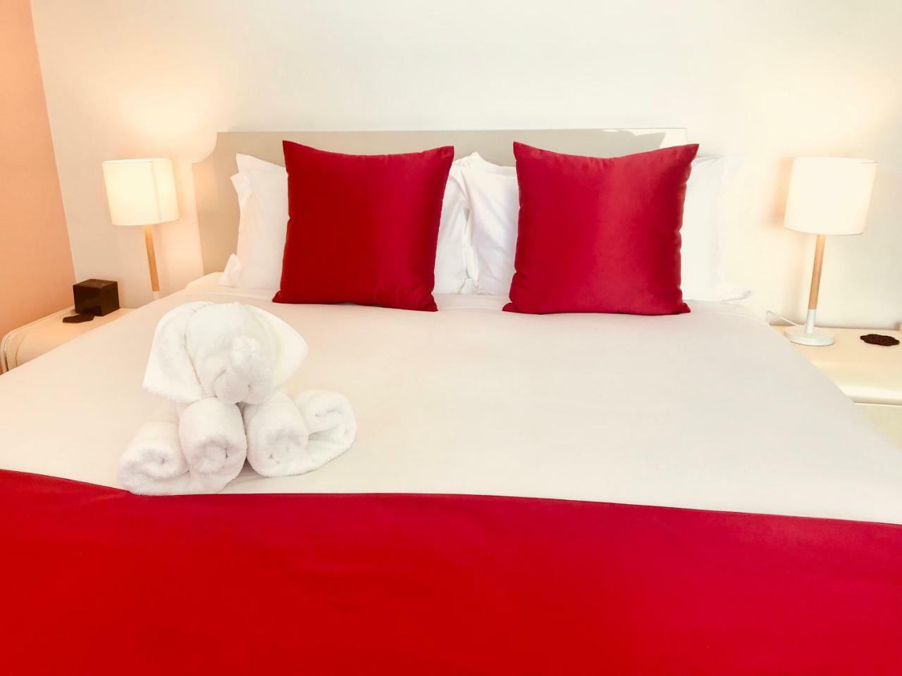 Bealey Plaza Motel Christchurch Zewnętrze zdjęcie A bed with a red bed runner