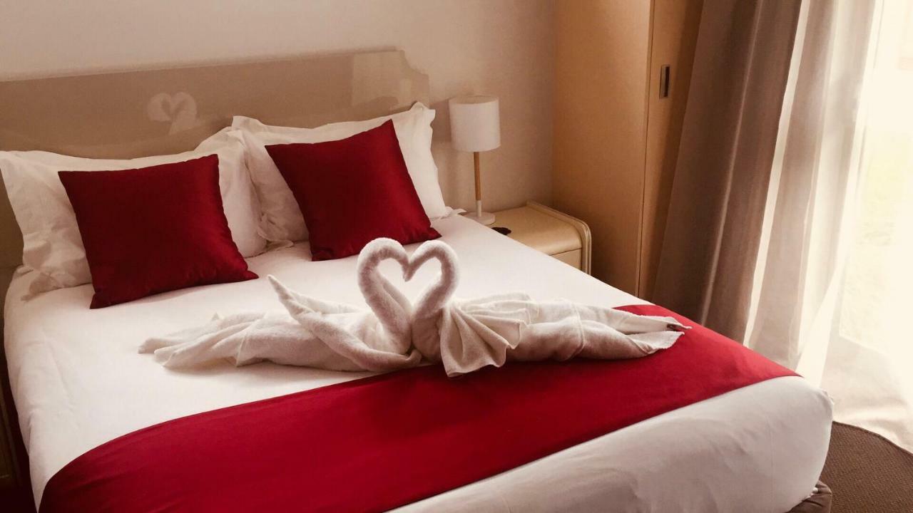 Bealey Plaza Motel Christchurch Zewnętrze zdjęcie A bed with a heart-shaped towel