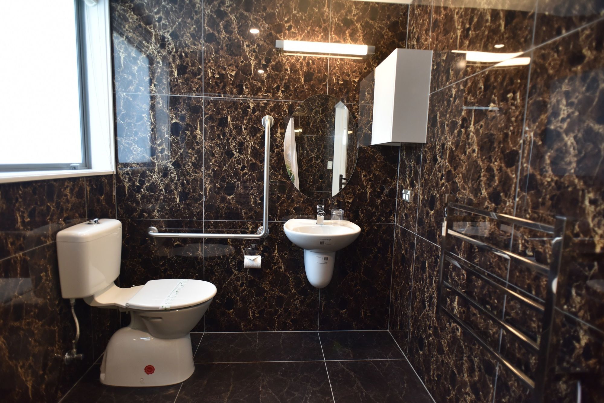 Bealey Plaza Motel Christchurch Zewnętrze zdjęcie A disabled toilet with a disabled refuge alarm