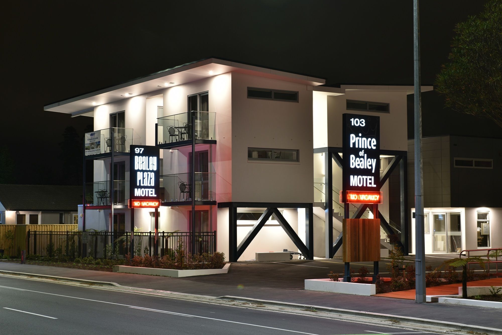 Bealey Plaza Motel Christchurch Zewnętrze zdjęcie The motel at night