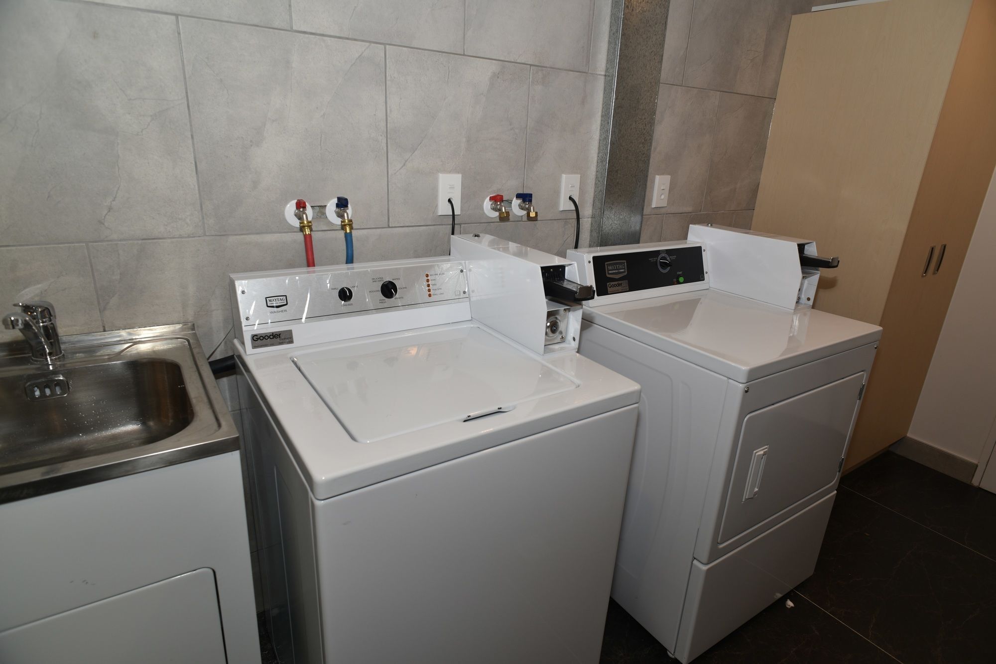 Bealey Plaza Motel Christchurch Zewnętrze zdjęcie A washing machine and a dryer
